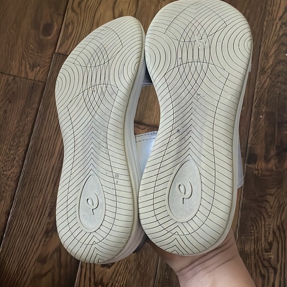 Easy Spirit Silver Comfort Sandals - Picture 4 of 4